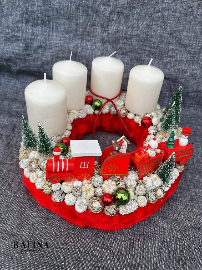 Adventi koszorú piros vonattal 1