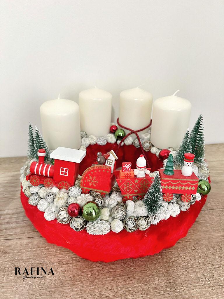 Adventi koszorú piros vonattal 1