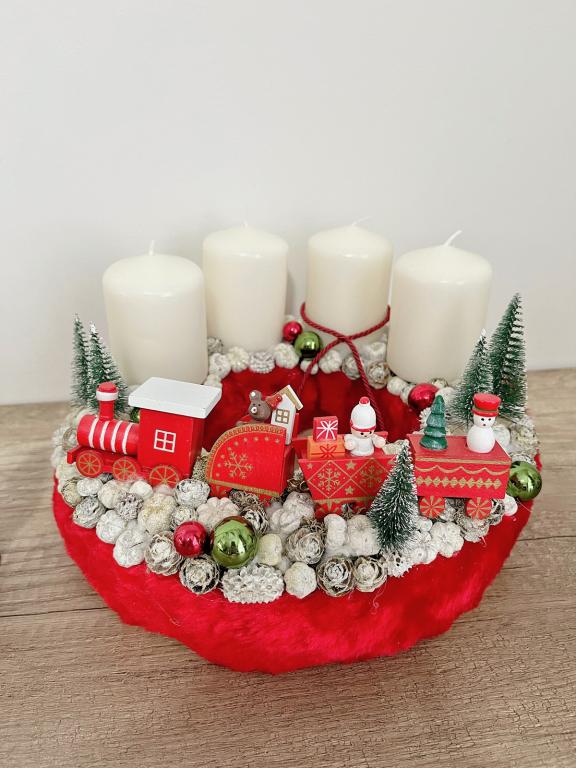 Adventi koszorú piros vonattal