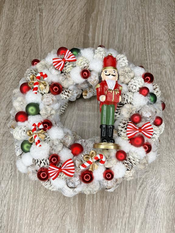 Fehér-piros-zöld adventi kopogtató diótörővel