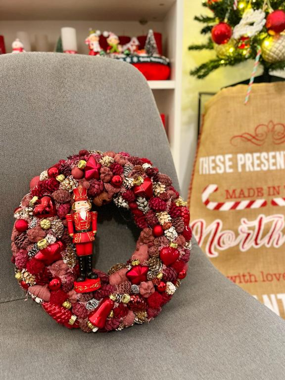 Bordó diótörős adventi kopogtató 31cm