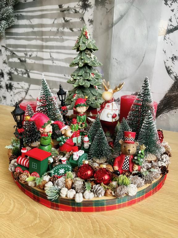 Piros-zöld adventi koszorú manóváros 35x27cm