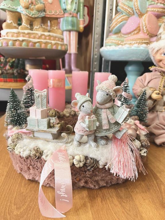 Adventi koszorú egérpárral és szánkóval, pasztell rózsaszín, 28cm