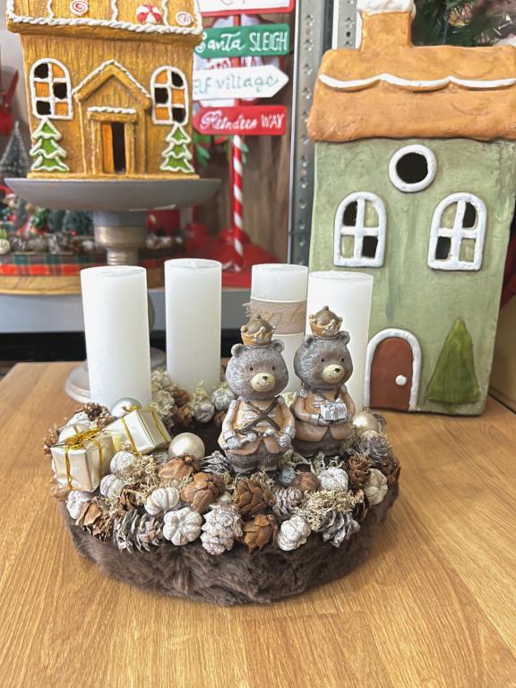 Adventi koszorú maci királyi párral, barna-fehér, 24cm