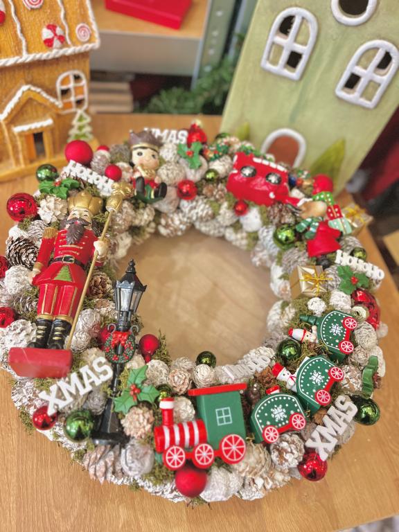 Adventi kopogtató diótörővel és vonattal, piros-zöld, 34cm