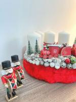 Adventi koszorú piros vonattal 2