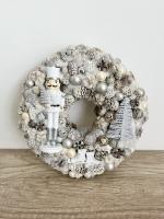 Fehér, diótörős adventi kopogtató 1