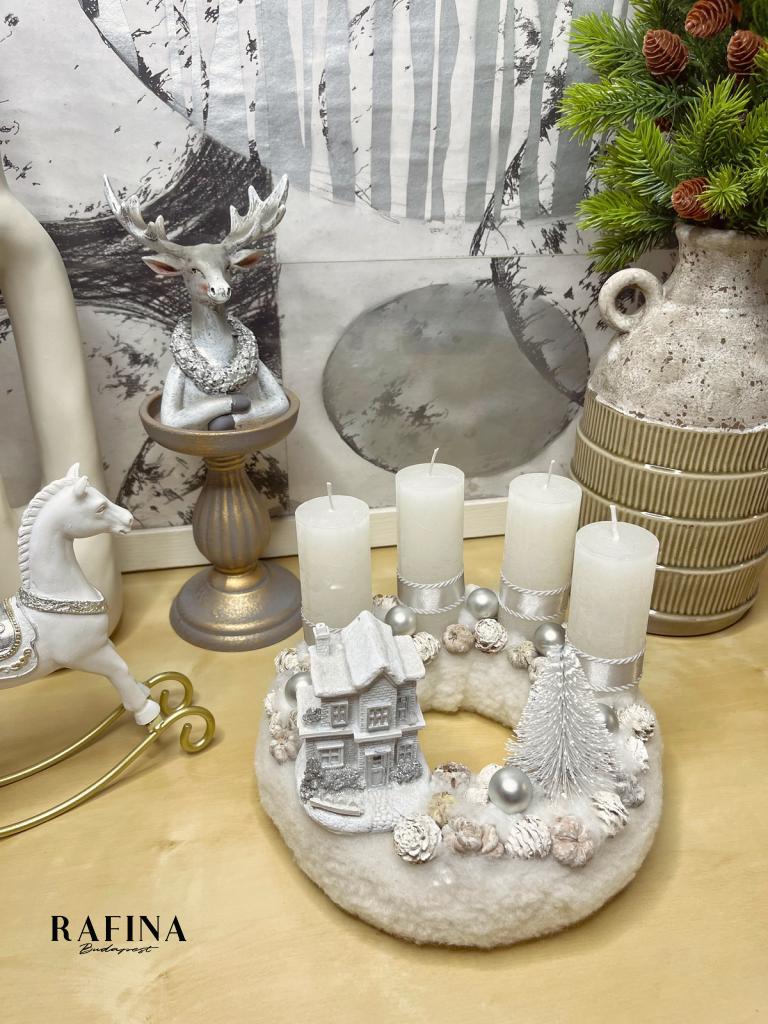 Adventi koszorú fehér házzal. 1