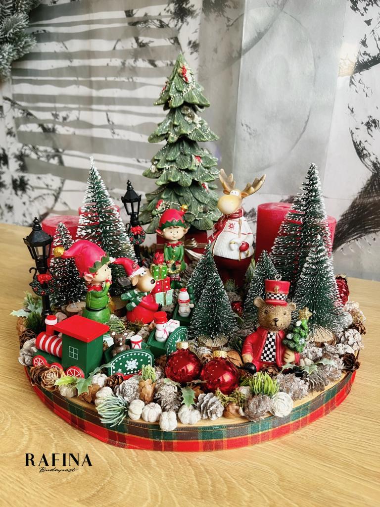 Piros-zöld adventi koszorú manóváros 35x27cm 1