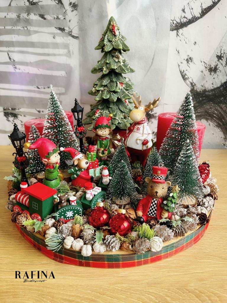 Piros-zöld adventi koszorú manóváros 35x27cm 1