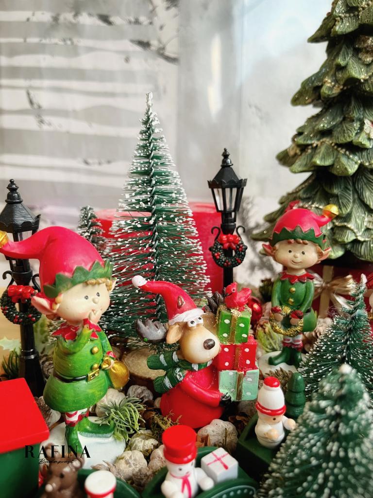 Piros-zöld adventi koszorú manóváros 35x27cm 1
