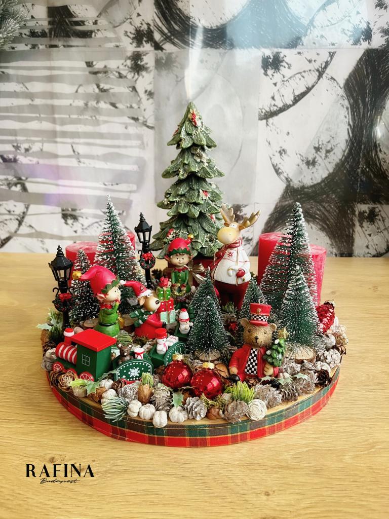 Piros-zöld adventi koszorú manóváros 35x27cm 1
