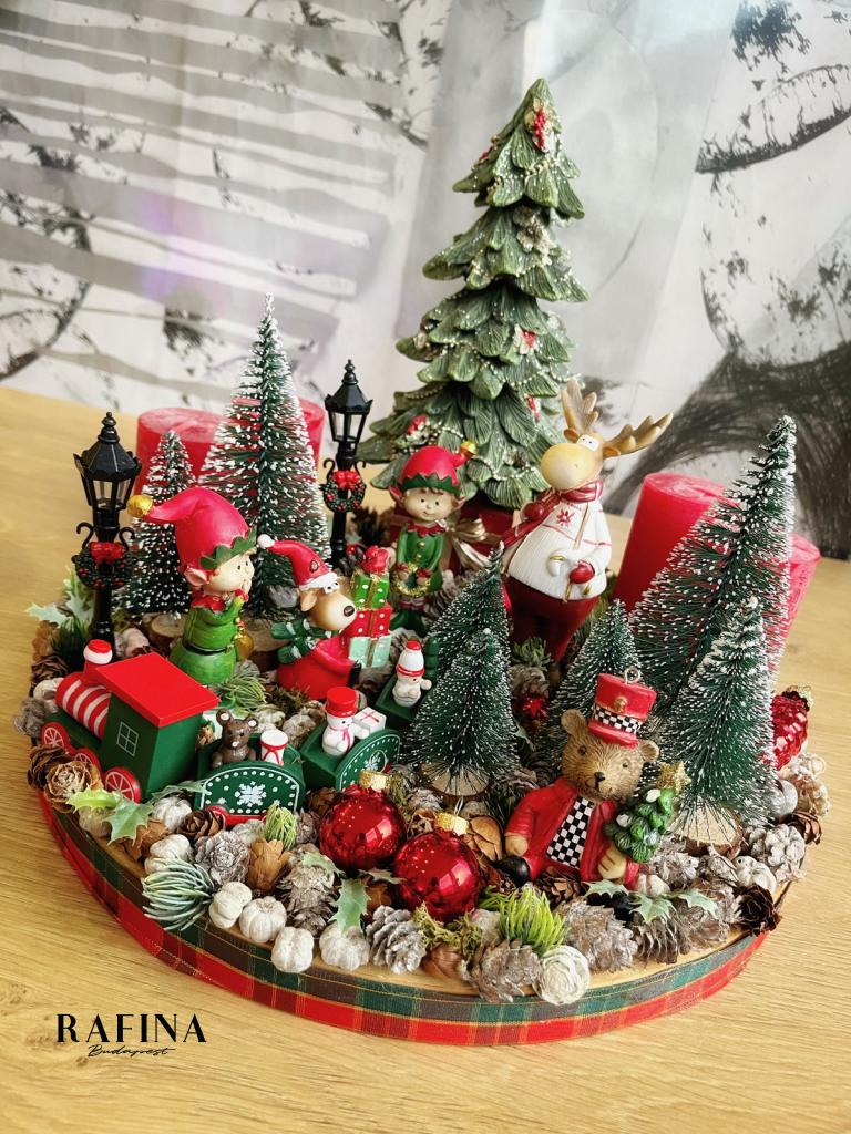 Piros-zöld adventi koszorú manóváros 35x27cm 1
