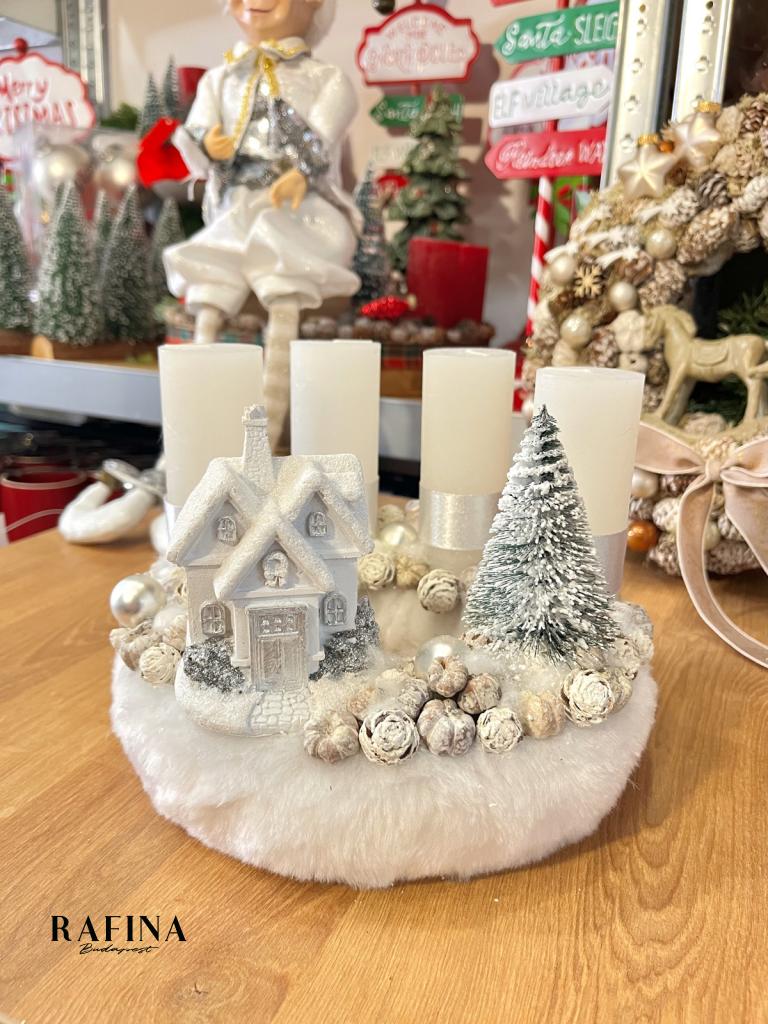 Adventi koszorú havas házikóval, ezüst-fehér, 24cm 1