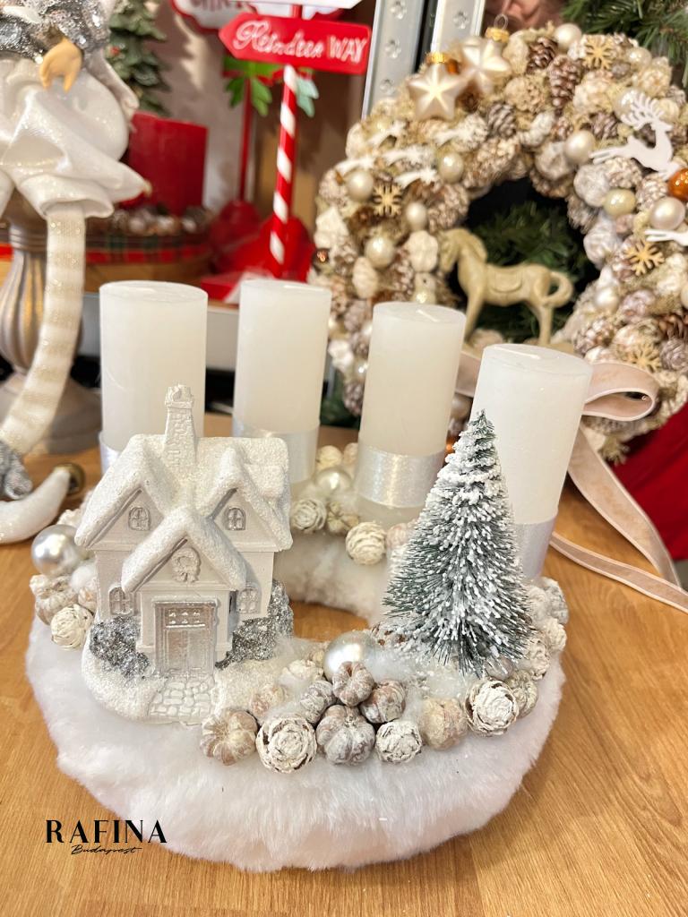 Adventi koszorú havas házikóval, ezüst-fehér, 24cm 1