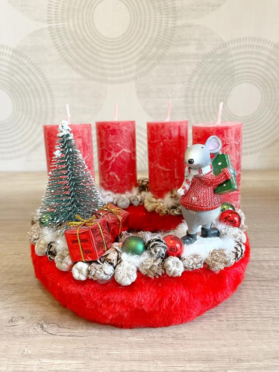 Adventi koszorú egérrel, piros színű