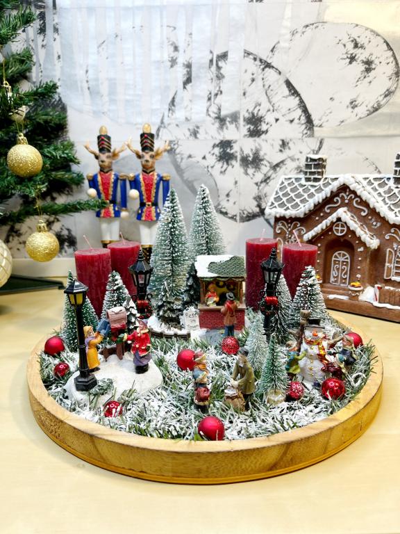 Téli falu adventi koszorú fatálcán