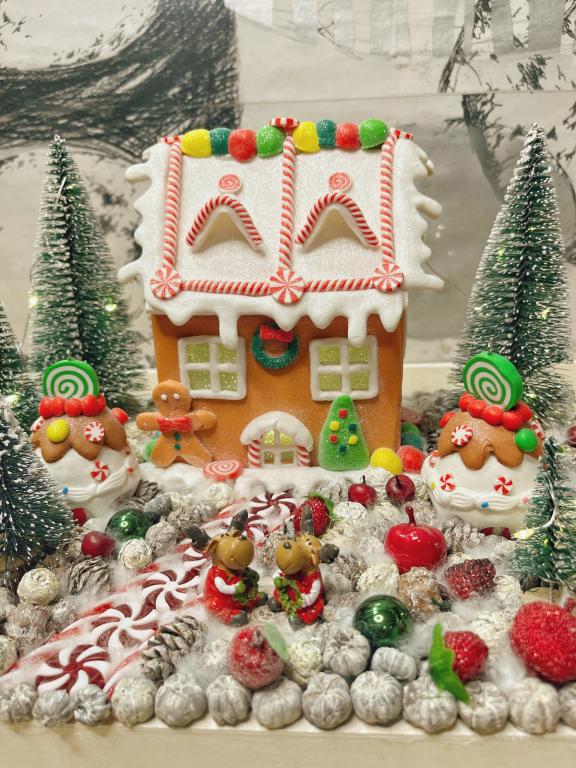 Adventi koszorú mézeskalácsházikóval