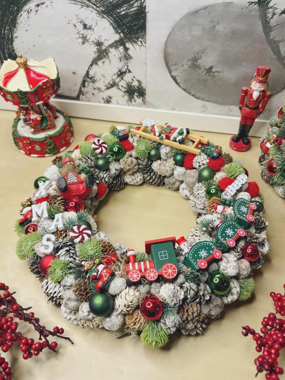 Karácsonyi kavalkád vonattal, adventi kopogtató ajtóra 35cm