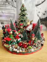 Piros-zöld adventi koszorú manóváros 35x27cm 3