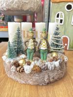 Adventi koszorú katona egerekkel, bézs-zöld, 24cm 3